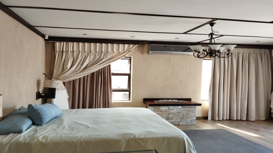 5 Bedroom Property for Sale in Van Der Hoff Park North West